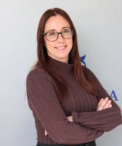 Alicia Granell, experta en la gestión de documentación para vehículos fuera de uso en Granada