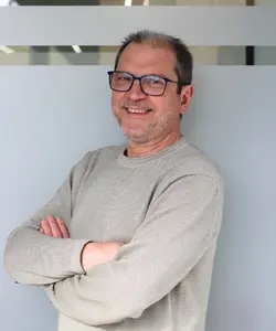 Antonio Fernández, experto en la gestión documental para la baja definitiva de vehículos en Granada